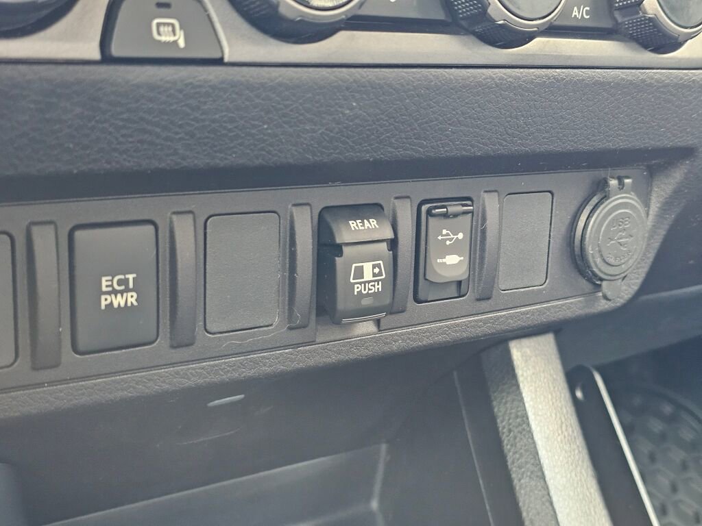 Used 2018 Toyota Tacoma TRD Off-Road AWD/4WD image 36
