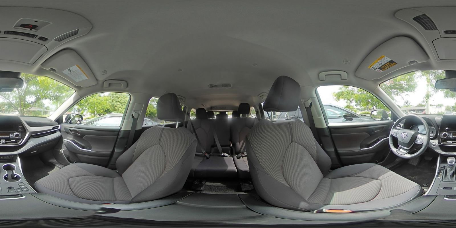 Used 2025 Toyota Highlander LE FWD image 44