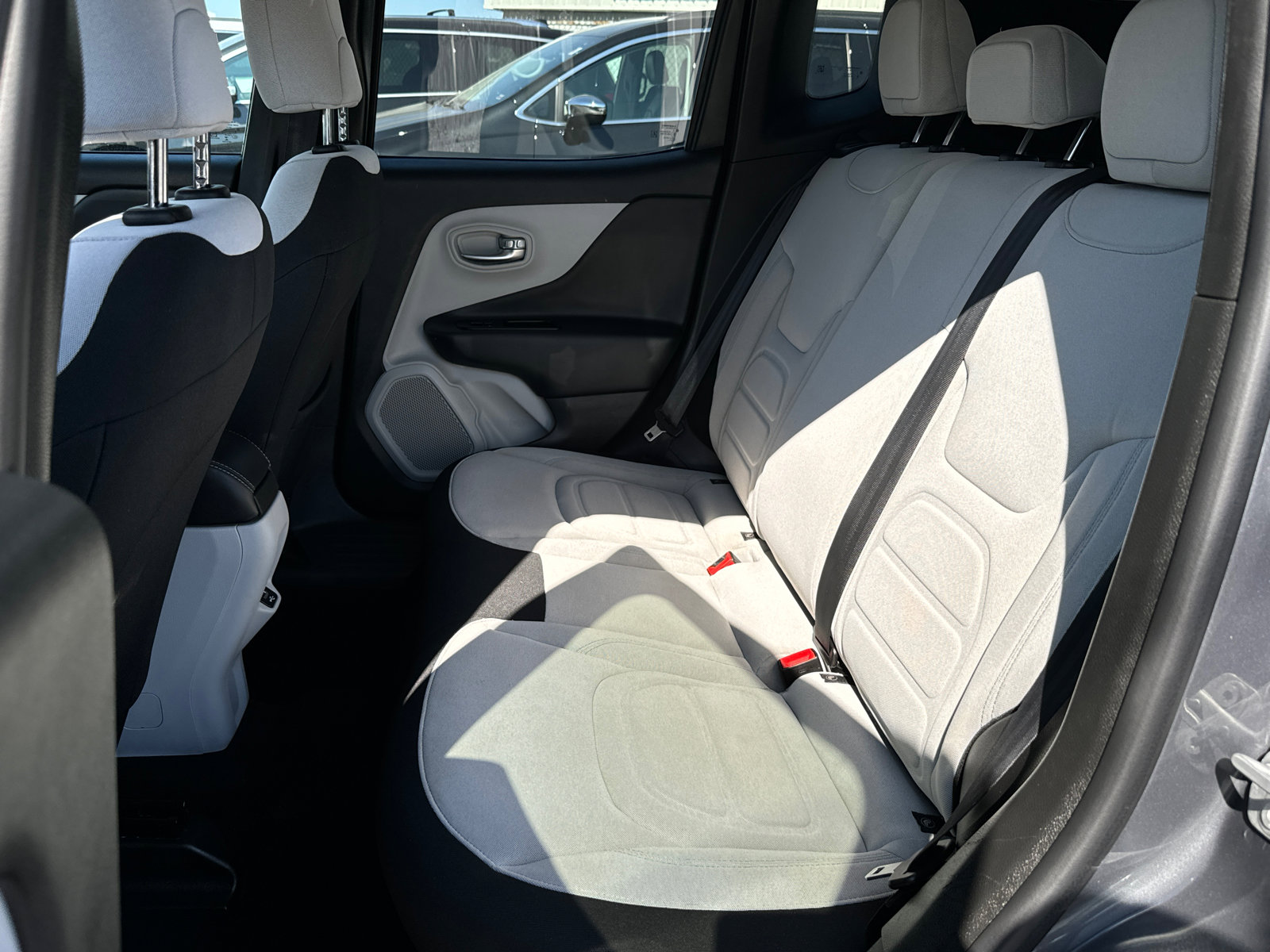 Used 2022 Jeep Renegade Latitude AWD/4WD image 6