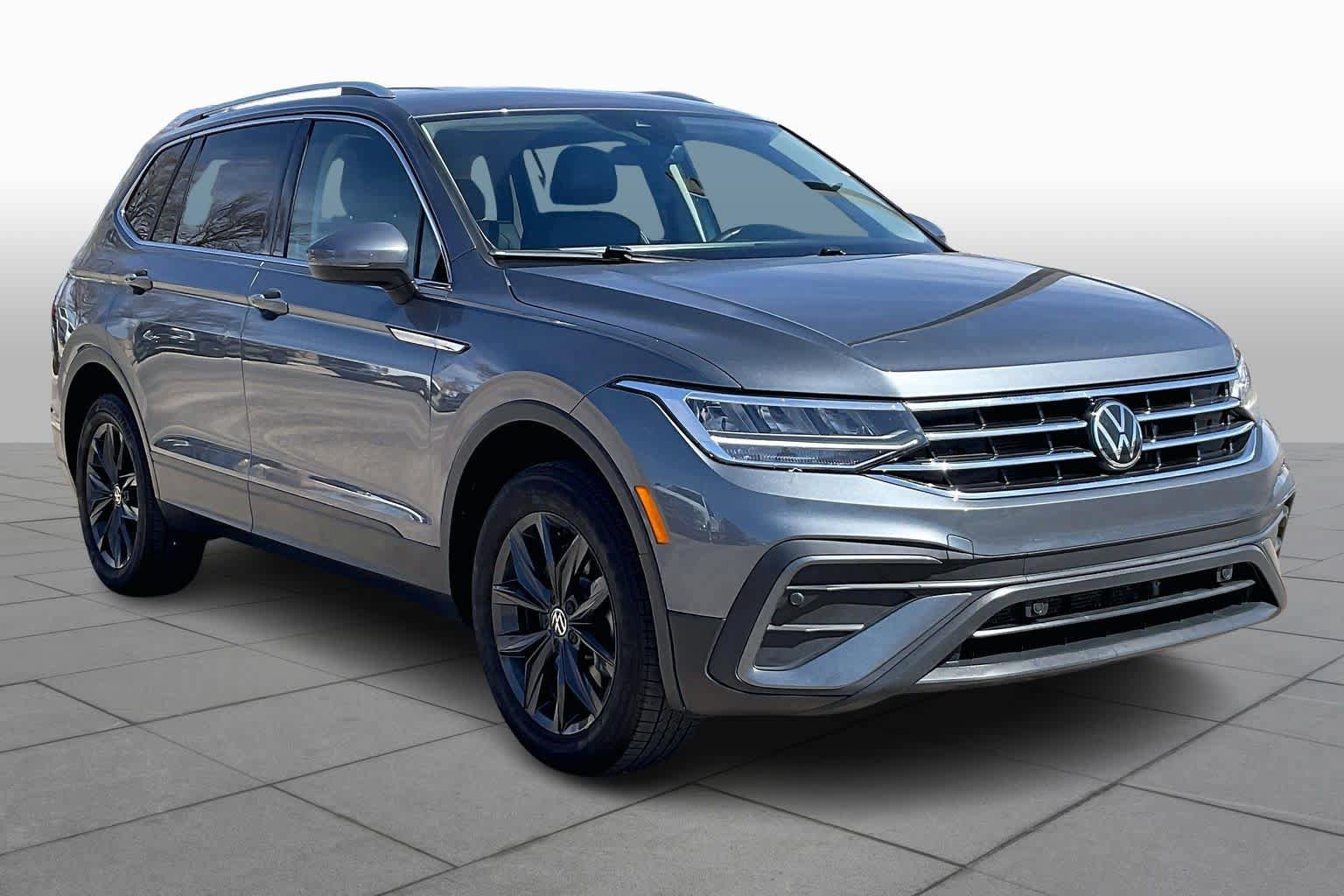 Used 2024 Volkswagen Tiguan SE FWD image 3