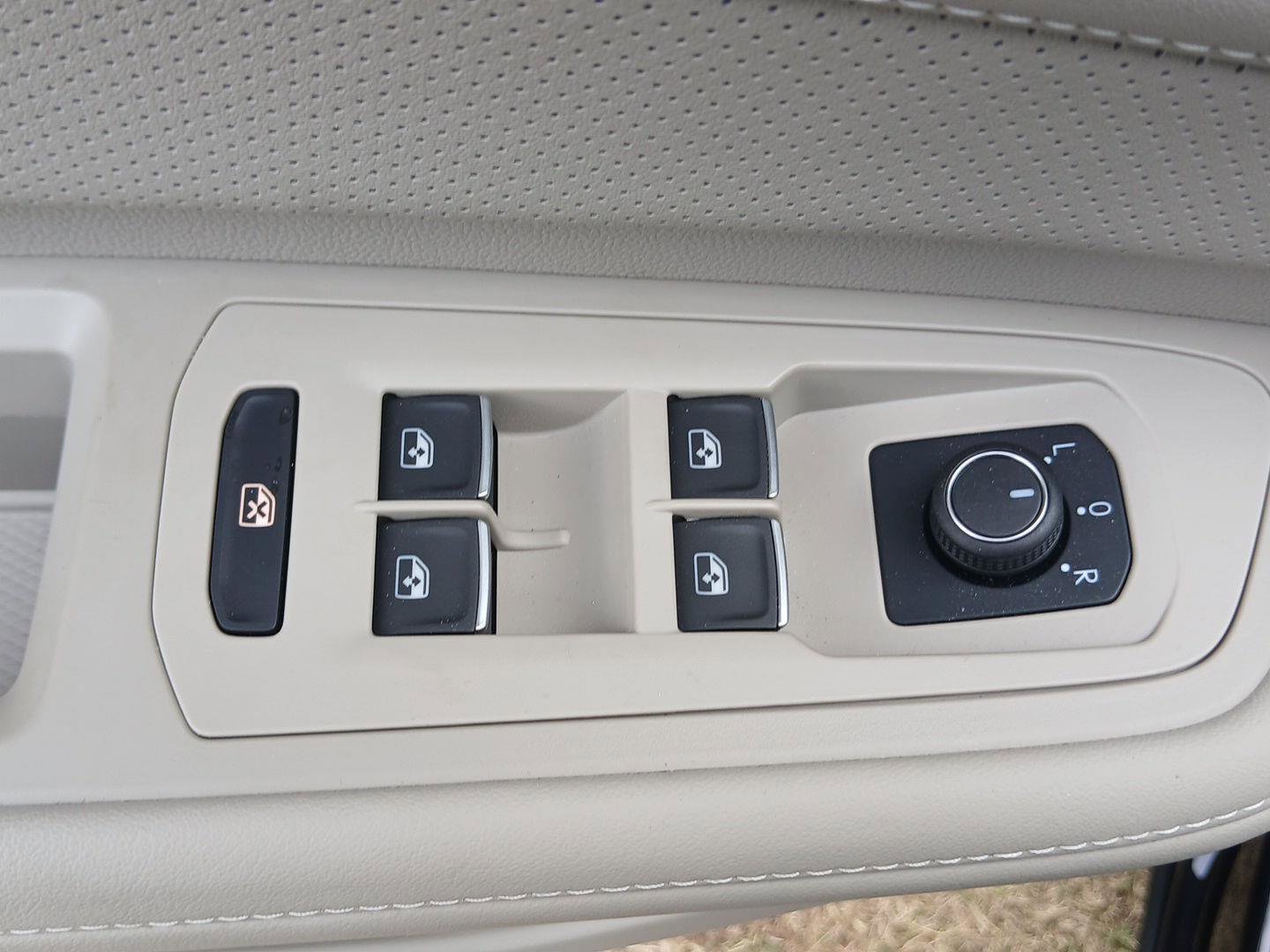 Used 2024 Volkswagen Atlas SE image 14