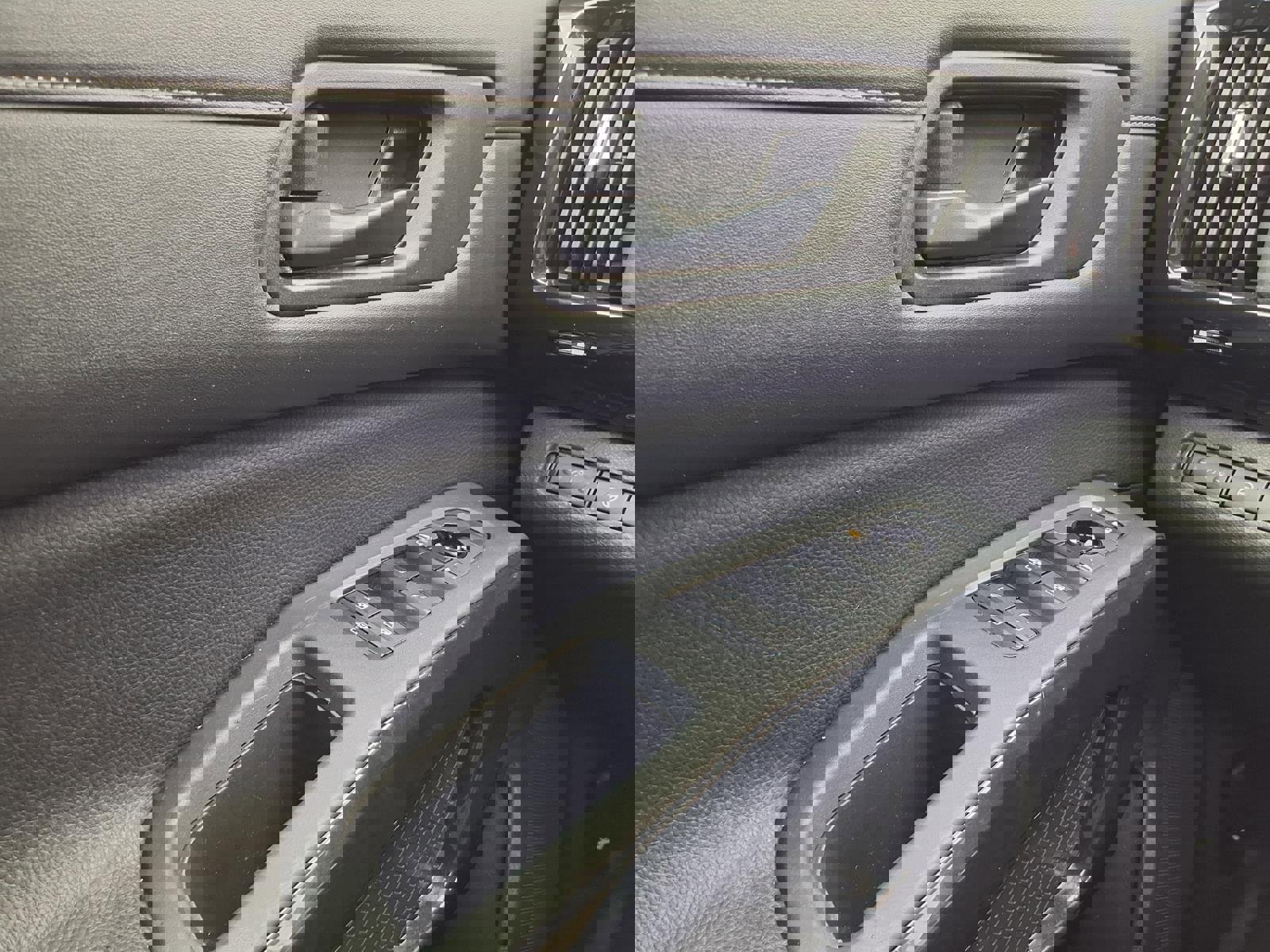 Used 2024 Nissan Pathfinder SV image 20