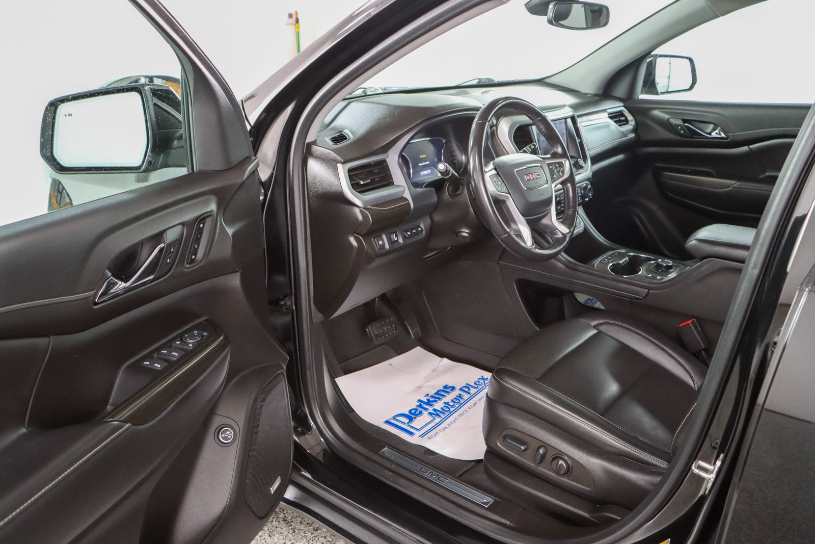Used 2022 GMC Acadia SLT w/ Technology Package FWD image 3