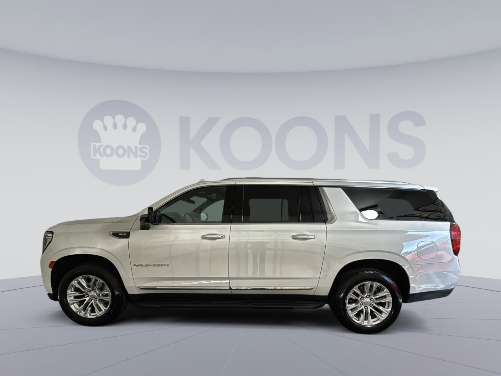 Used 2022 GMC Yukon XL SLT w/ SLT Premium Package image 2