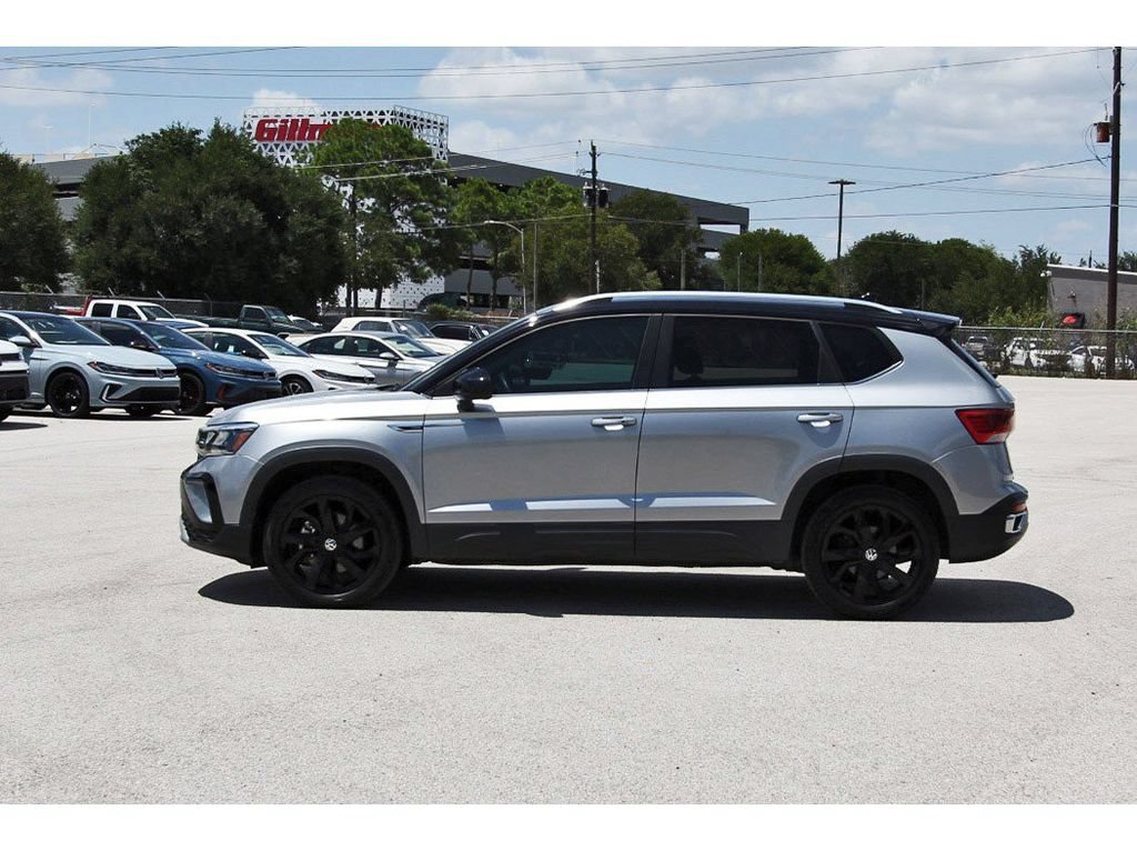 Used 2023 Volkswagen Taos SE w/ Panoramic Sunroof Package FWD image 6