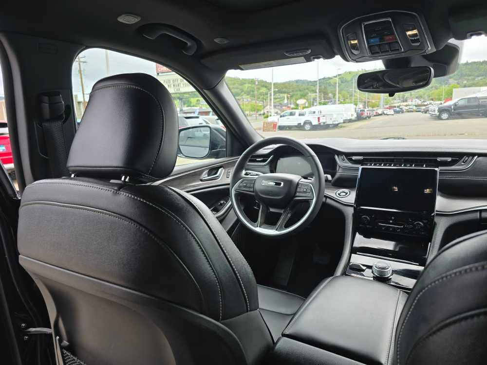 Used 2024 Jeep Grand Cherokee Limited AWD/4WD image 10