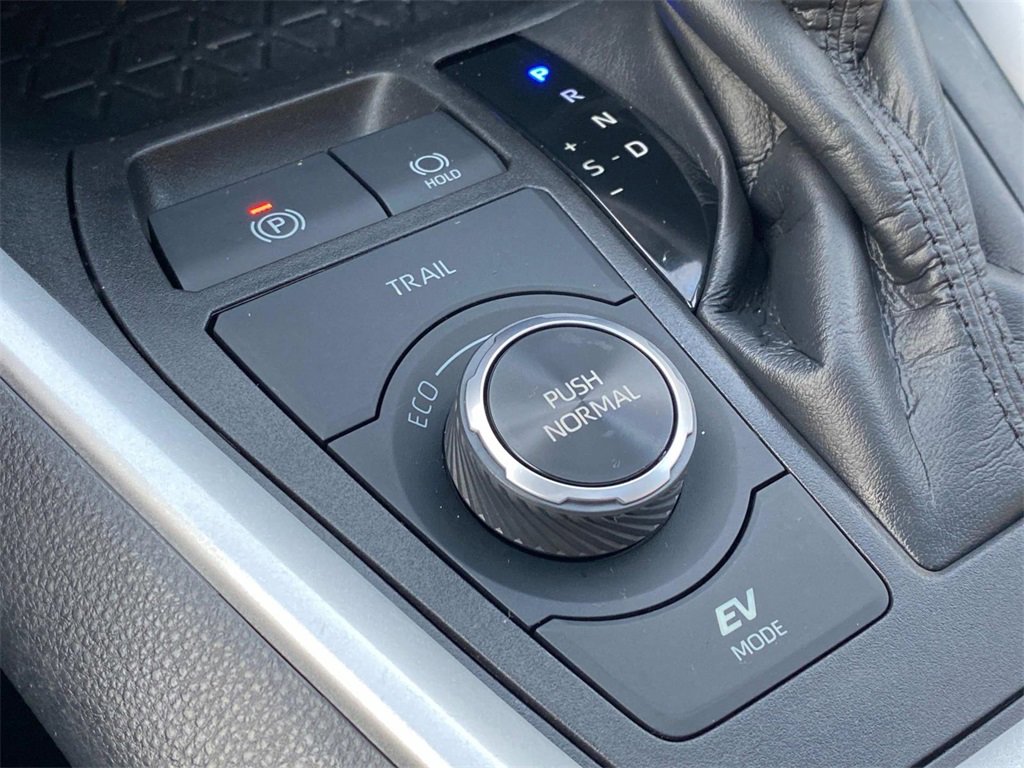 Used 2021 Toyota RAV4 XLE w/ Convenience Package image 31