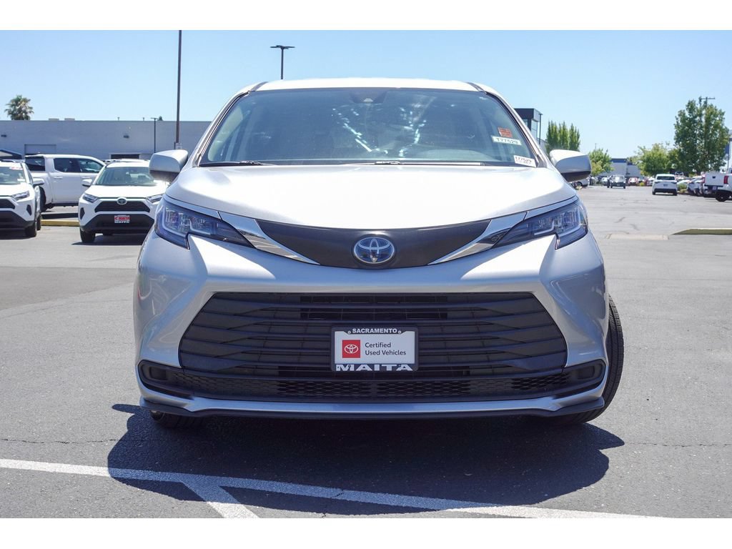 Certified 2023 Toyota Sienna LE FWD image 4
