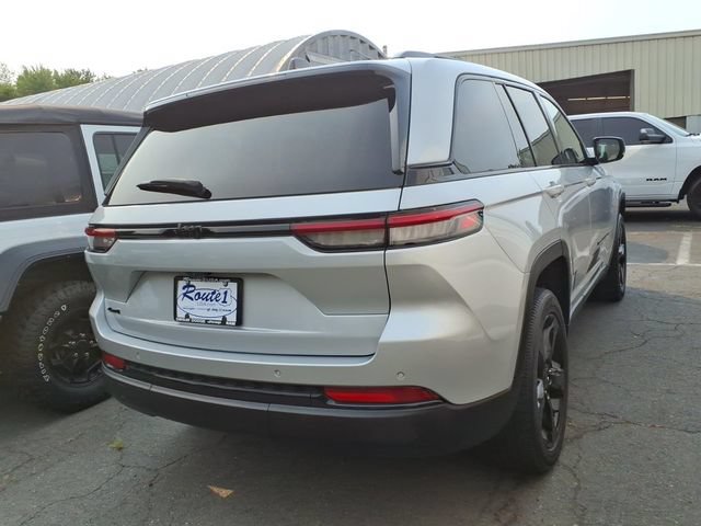 Used 2023 Jeep Grand Cherokee Altitude AWD/4WD image 2