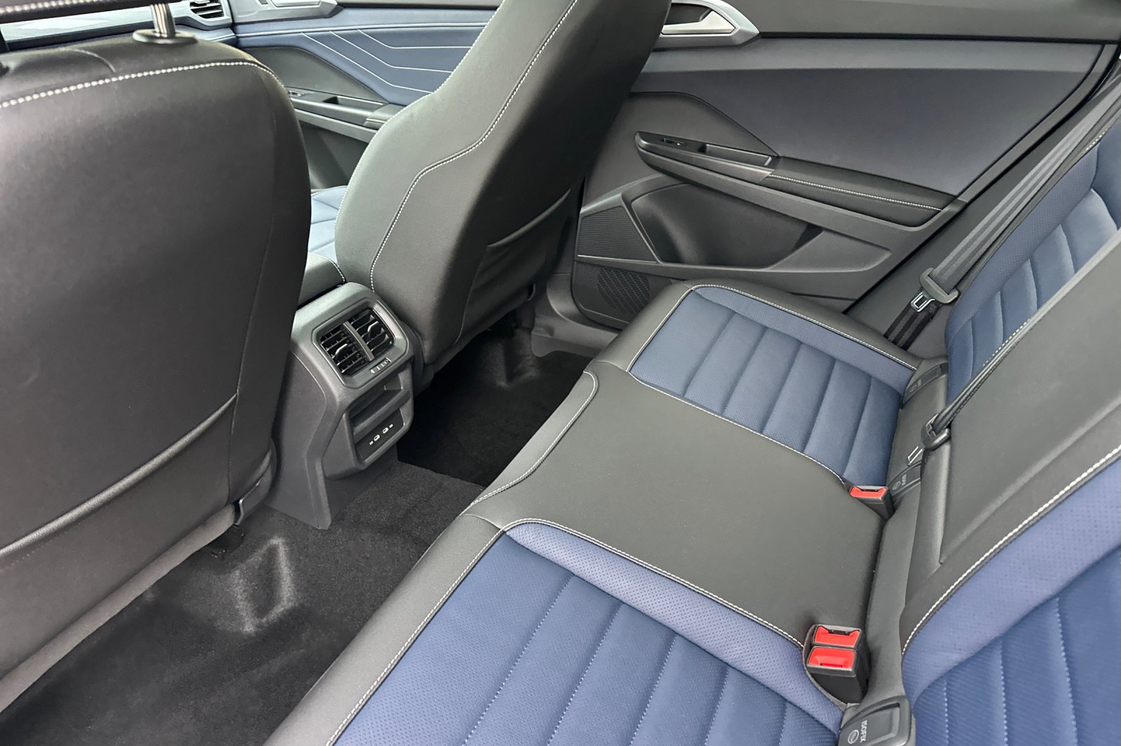 New 2026 Volkswagen Taos SEL image 12