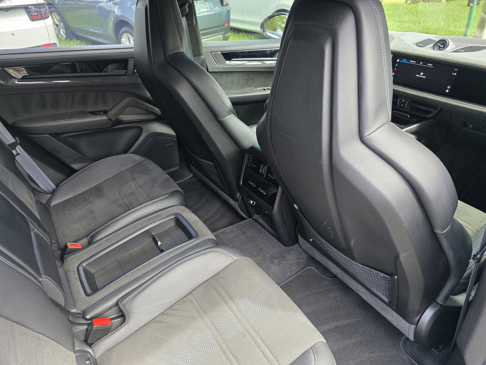 Used 2024 Porsche Cayenne Turbo GT image 27