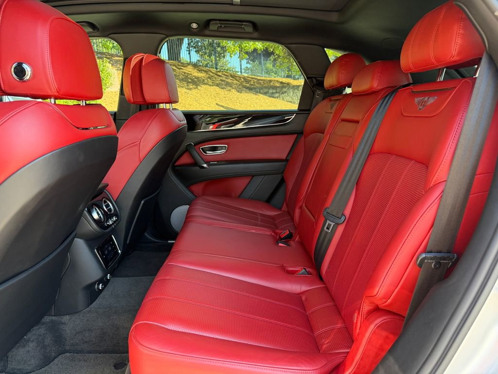 Used 2019 Bentley Bentayga AWD/4WD image 32