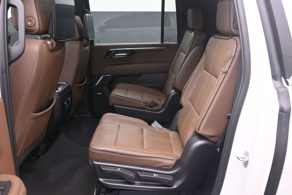 Used 2025 Chevrolet Suburban High Country AWD/4WD image 14