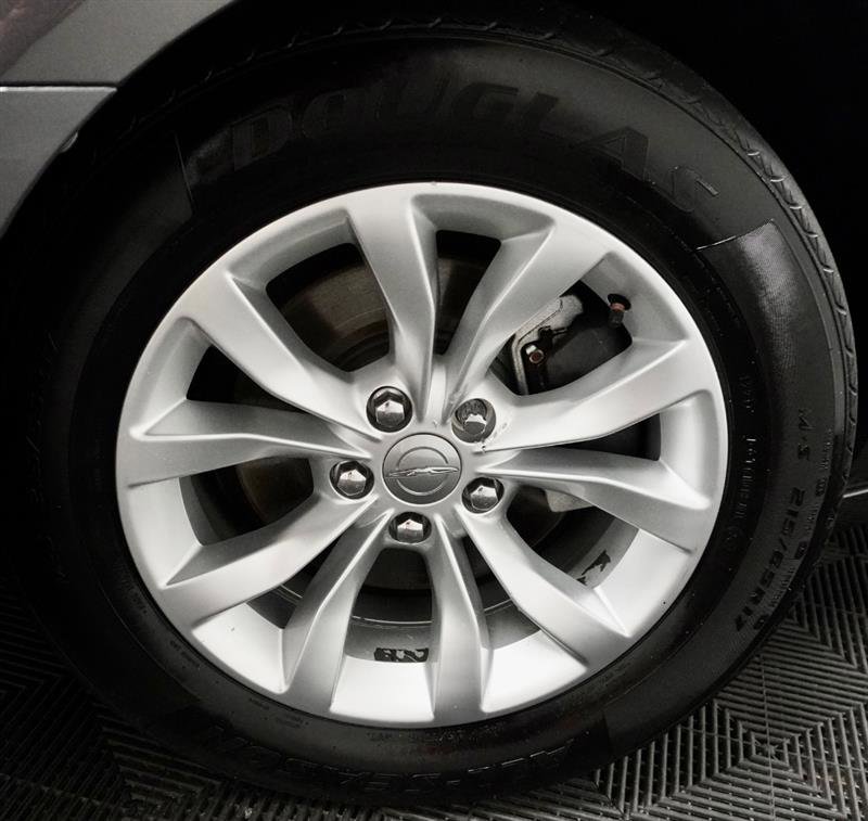 Used 2015 Chrysler 300 Limited image 3