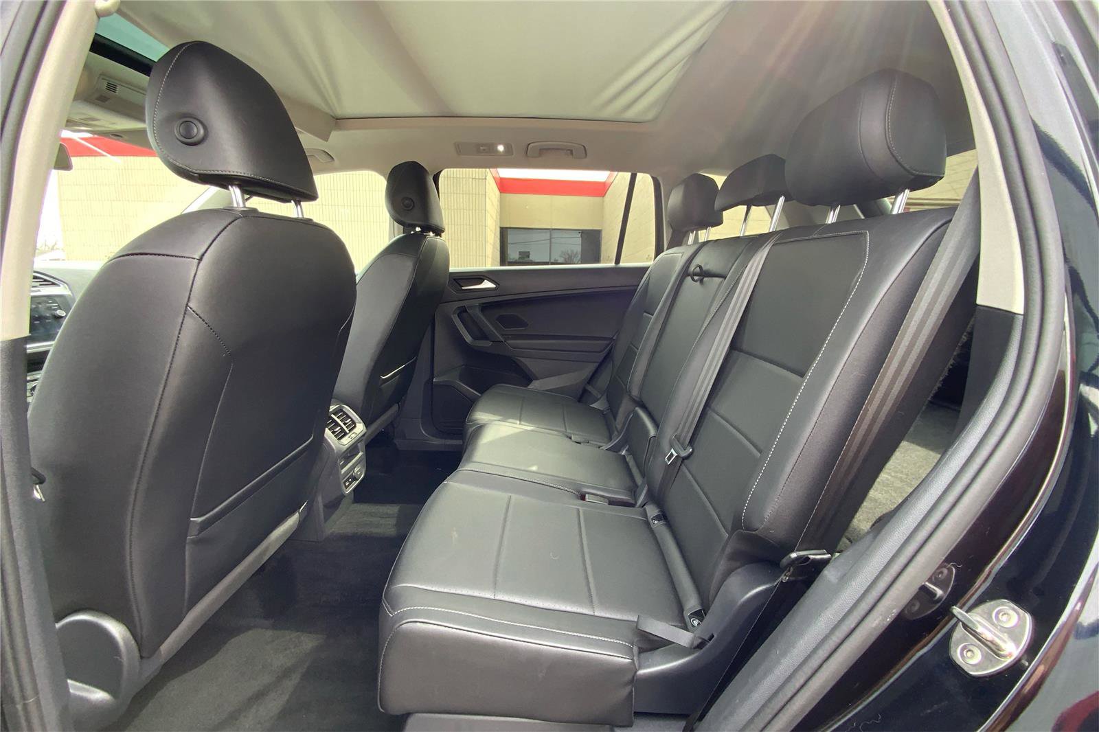 Used 2019 Volkswagen Tiguan SE w/ Panoramic Sunroof Package image 11