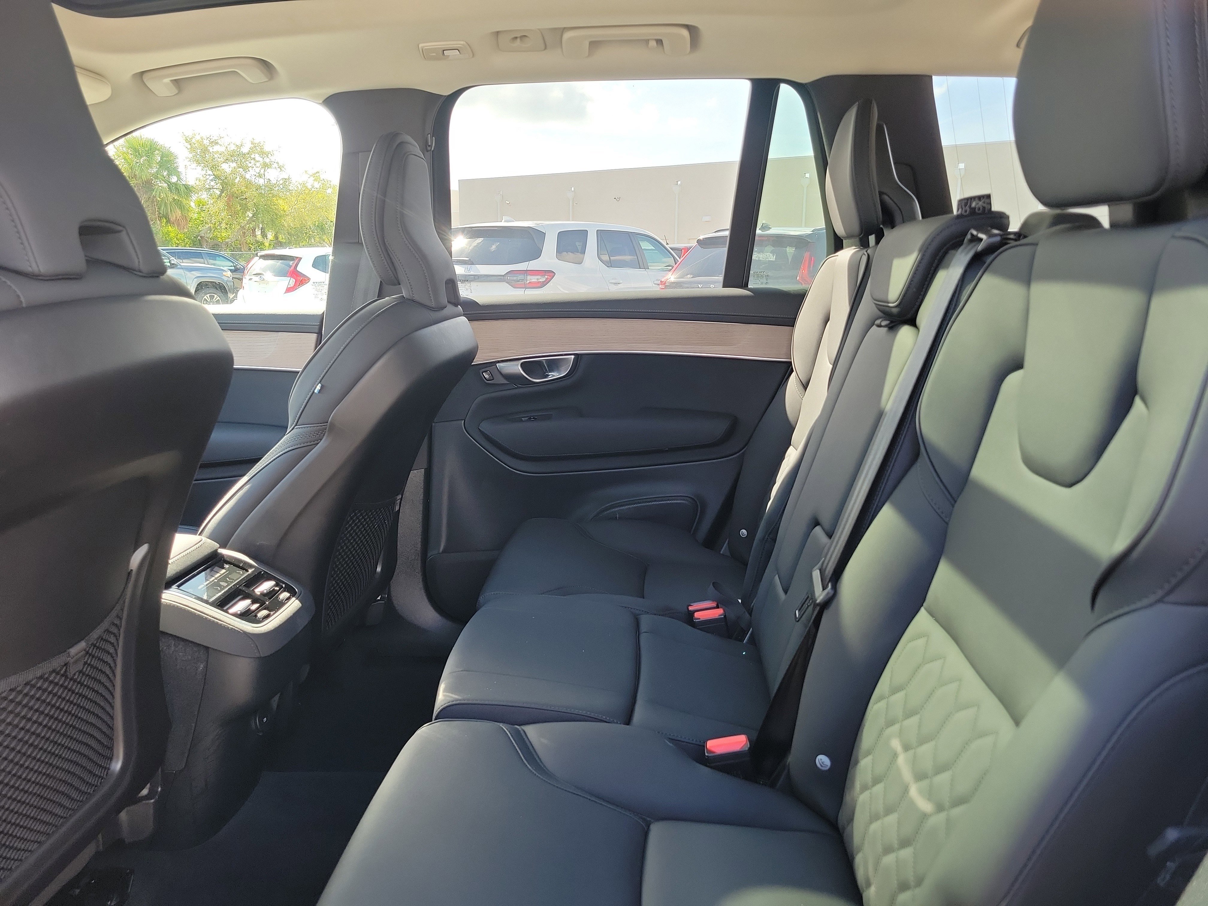 Used 2025 Volvo XC90 B6 Plus image 30