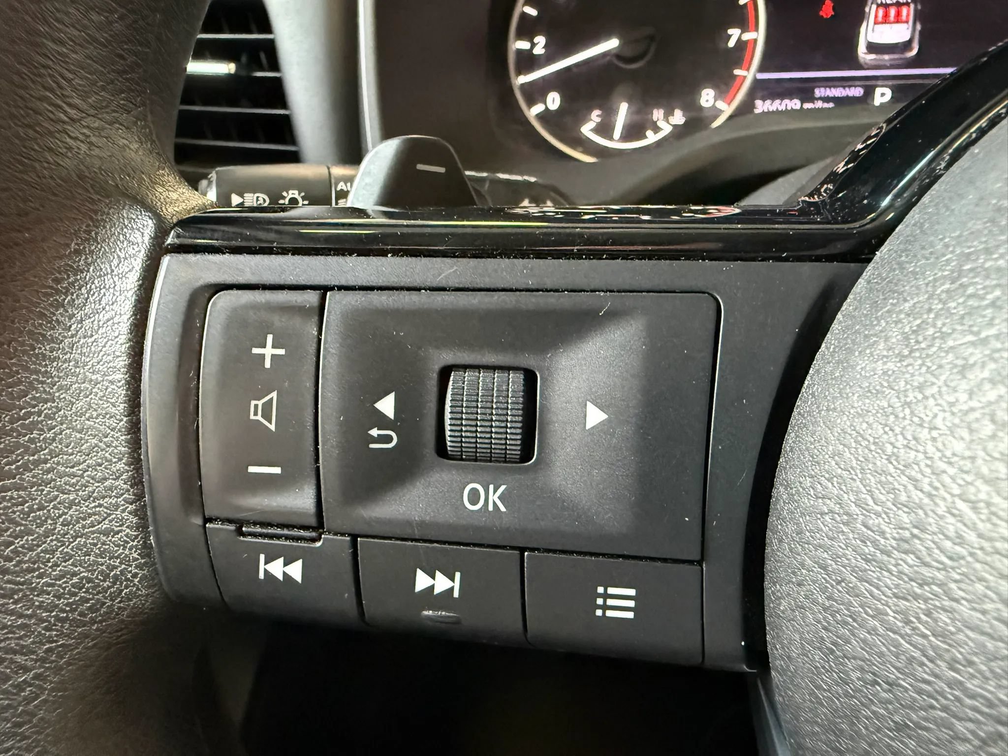 Used 2023 Nissan Rogue SV FWD image 30