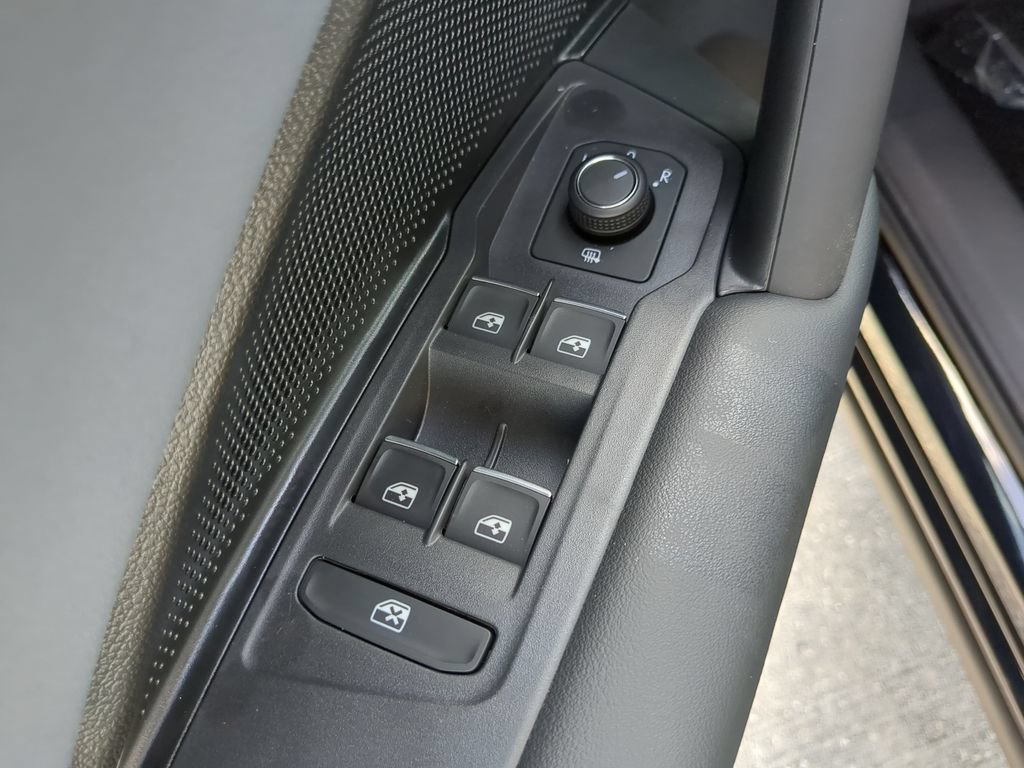 New 2026 Volkswagen Tiguan SE FWD image 17
