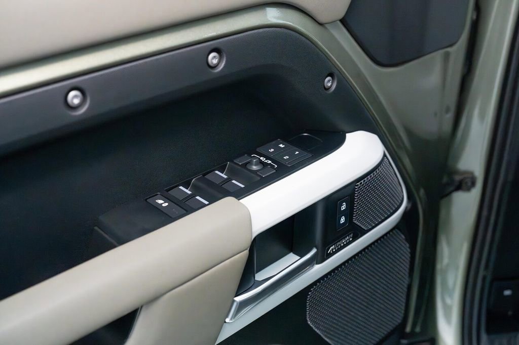 Used 2023 Land Rover Defender 110 SE image 13