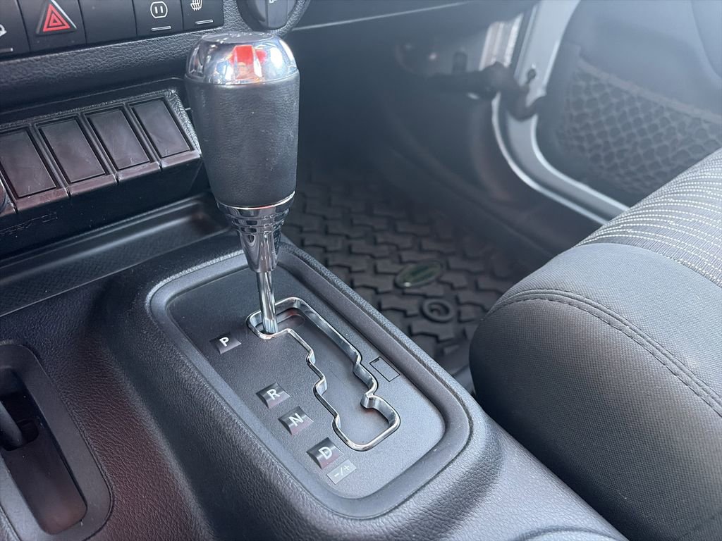 Used 2012 Jeep Wrangler Unlimited Rubicon w/ Connectivity Group AWD/4WD image 25