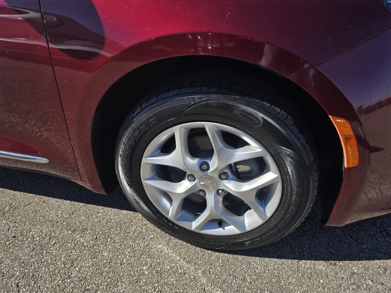 Used 2017 Chrysler Pacifica Touring-L w/ Tire & Wheel Group FWD image 41
