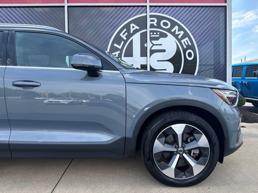 Used 2023 Volvo XC40 B5 Plus AWD/4WD image 3