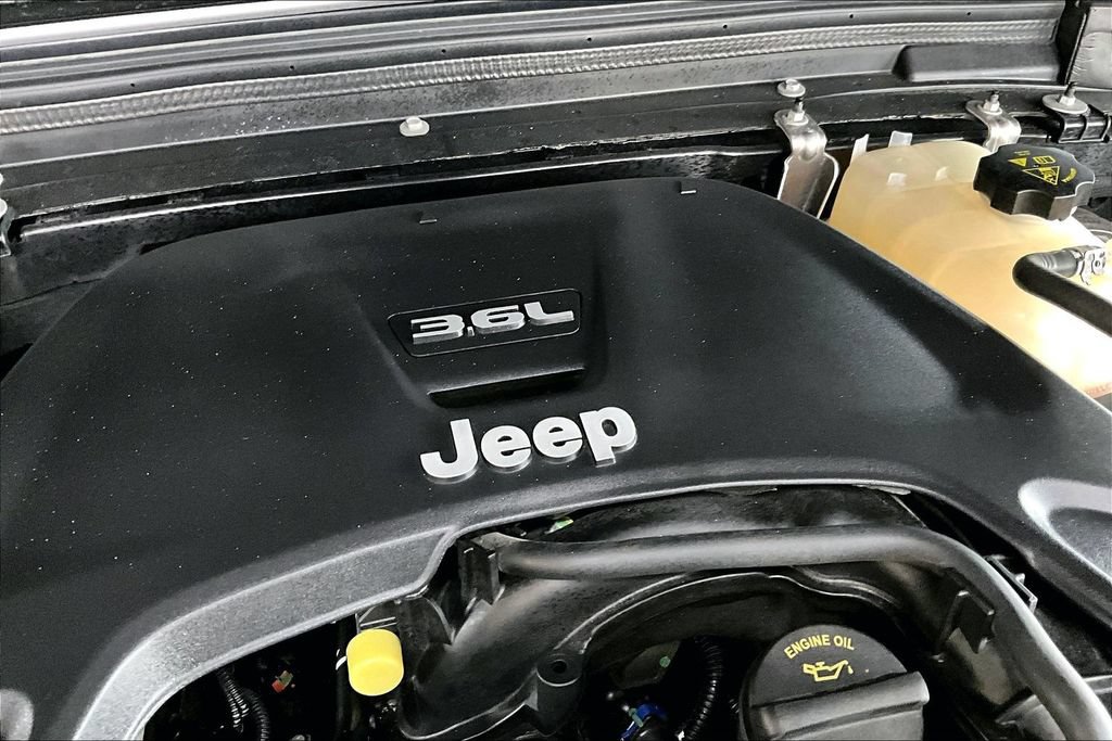 Used 2020 Jeep Wrangler Unlimited Sahara w/ Dual Top Group AWD/4WD image 28