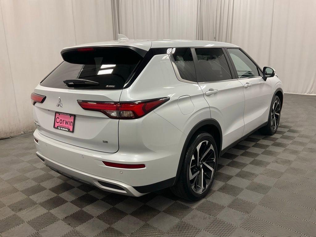 Used 2024 Mitsubishi Outlander SE image 3