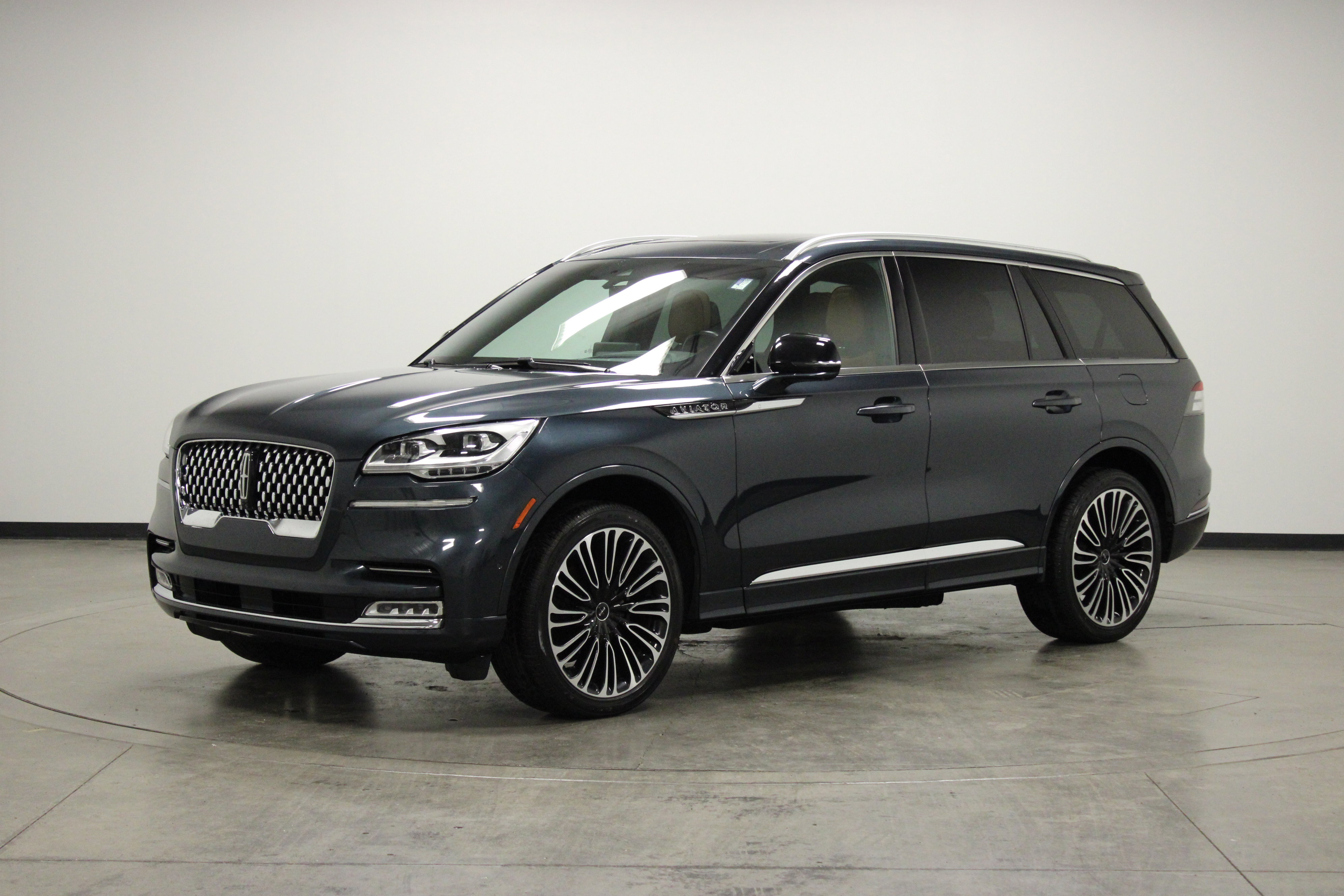 Used 2023 Lincoln Aviator Black Label w/ Class IV Trailer Tow Package image 4