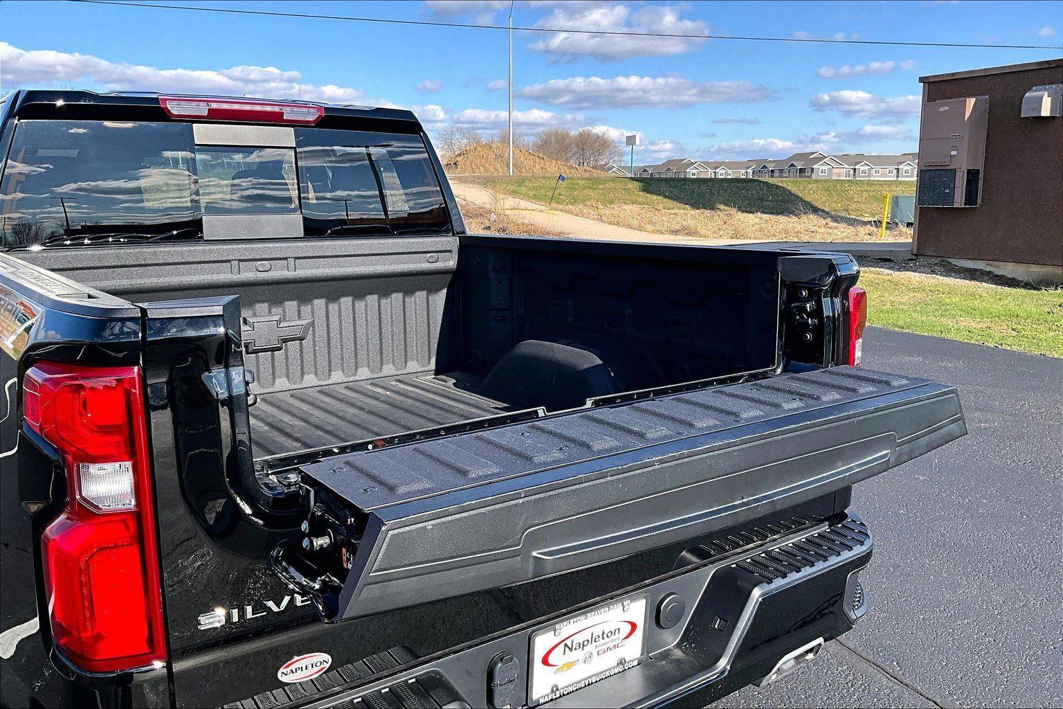 Used 2024 Chevrolet Silverado 1500 LT Trail Boss w/ Convenience Package II AWD/4WD image 37