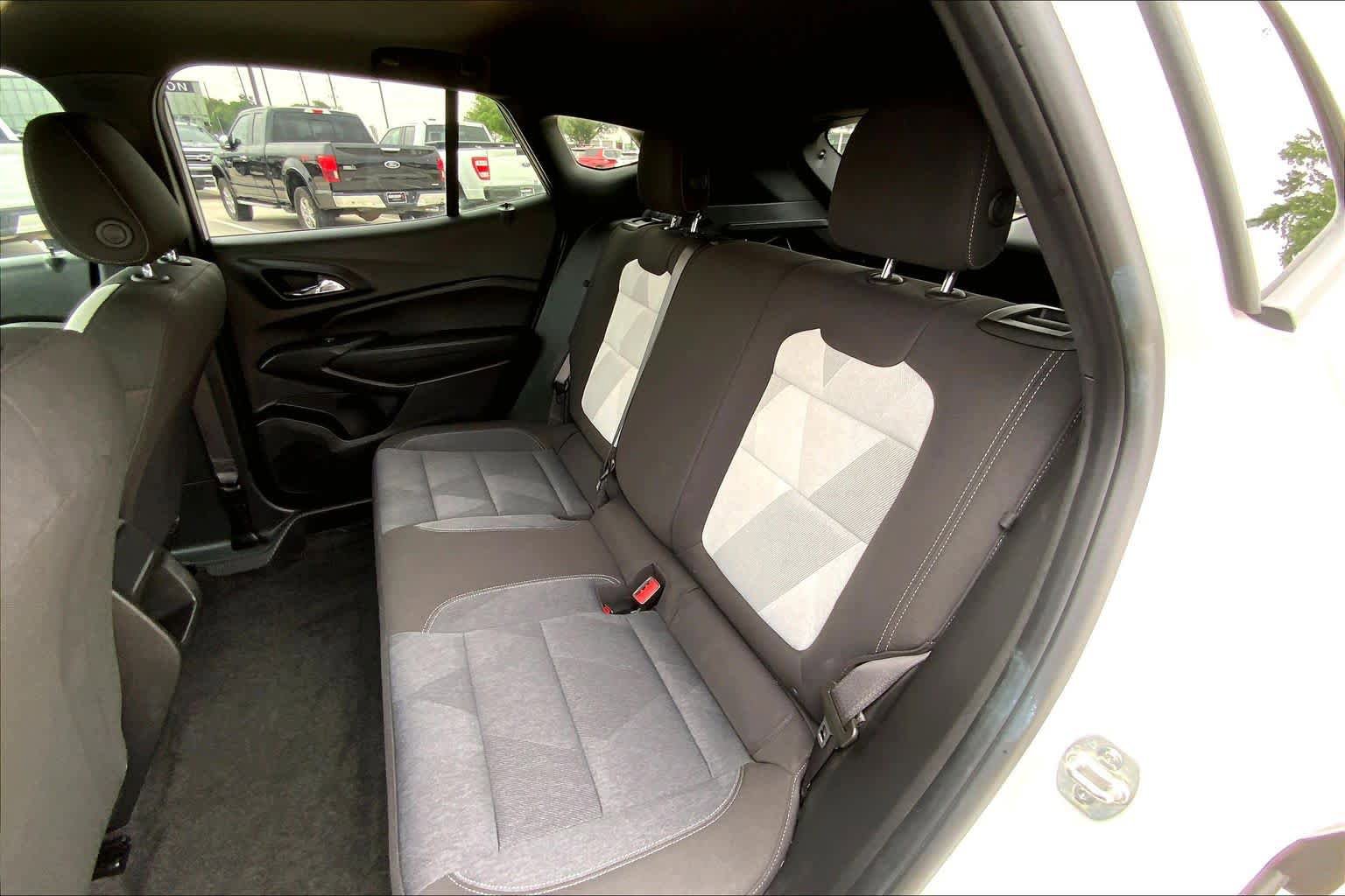 Used 2025 Chevrolet Trax RS w/ Sunroof Package FWD image 21