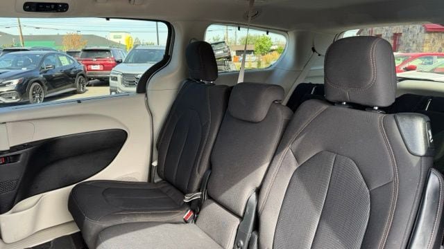Used 2017 Chrysler Pacifica Touring Plus w/ Tire & Wheel Group FWD image 15