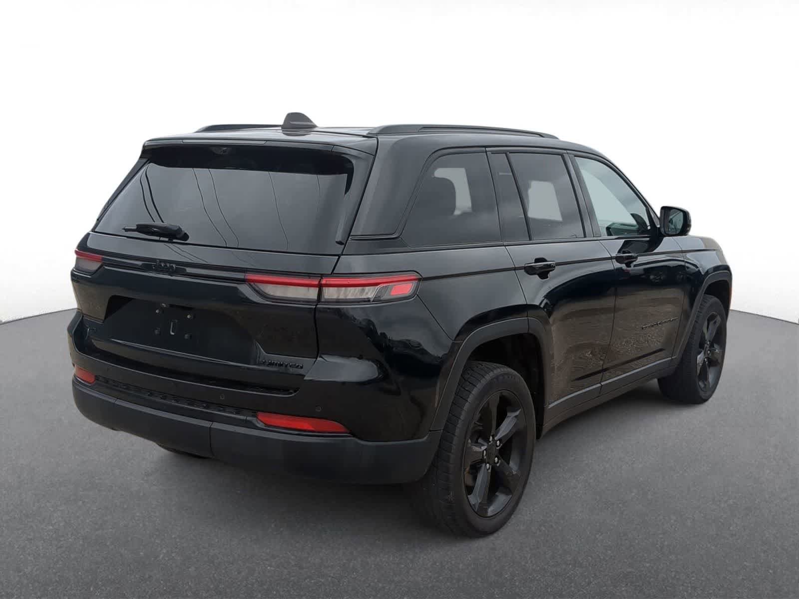 Used 2023 Jeep Grand Cherokee Limited w/ Luxury Tech Group II image 8