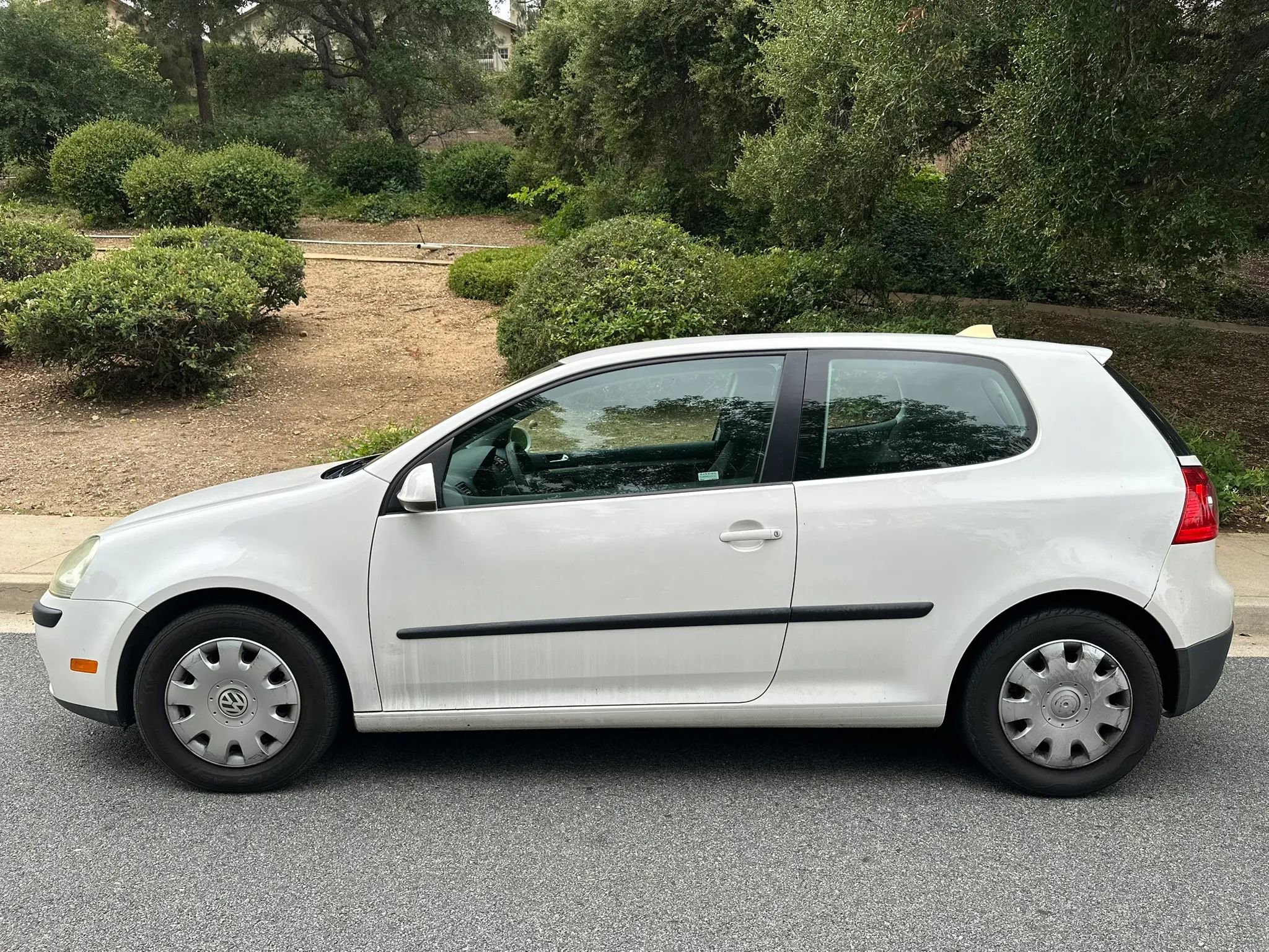 Used 2009 Volkswagen Rabbit S FWD image 2