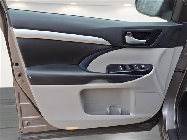 Used 2019 Toyota Highlander XLE image 15