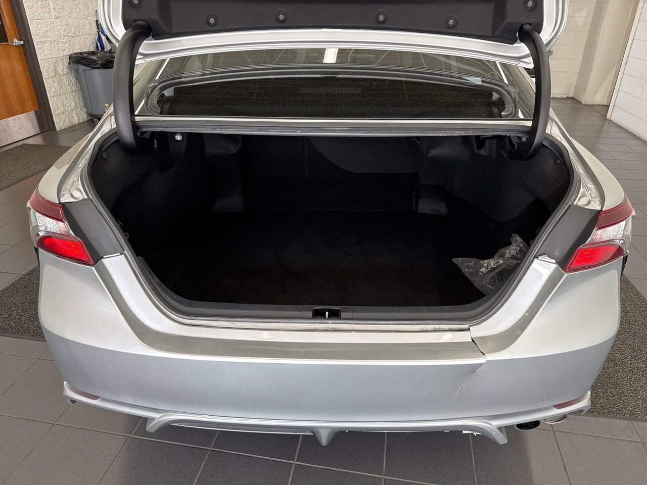 Used 2021 Toyota Camry SE FWD image 9