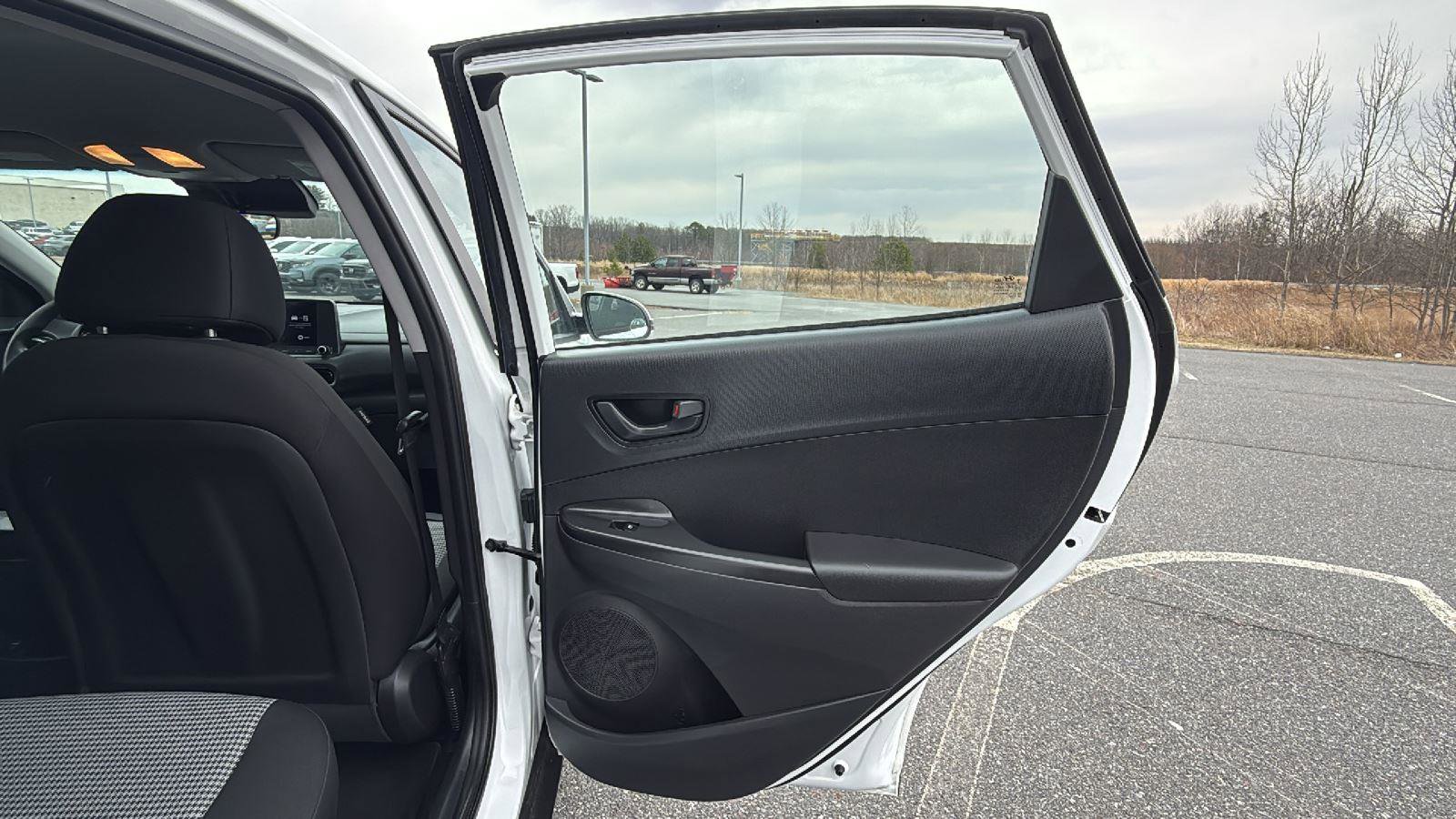 Used 2023 Hyundai Kona SE w/ Cargo Package image 19