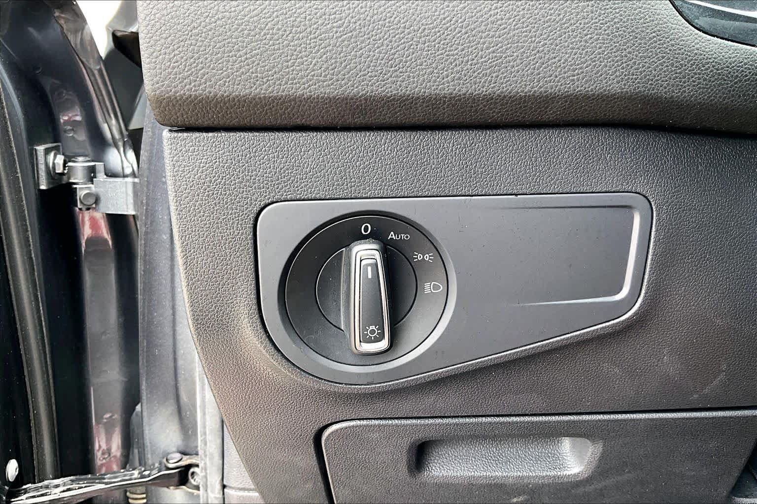 Used 2019 Volkswagen Tiguan SE w/ Panoramic Sunroof Package FWD image 33
