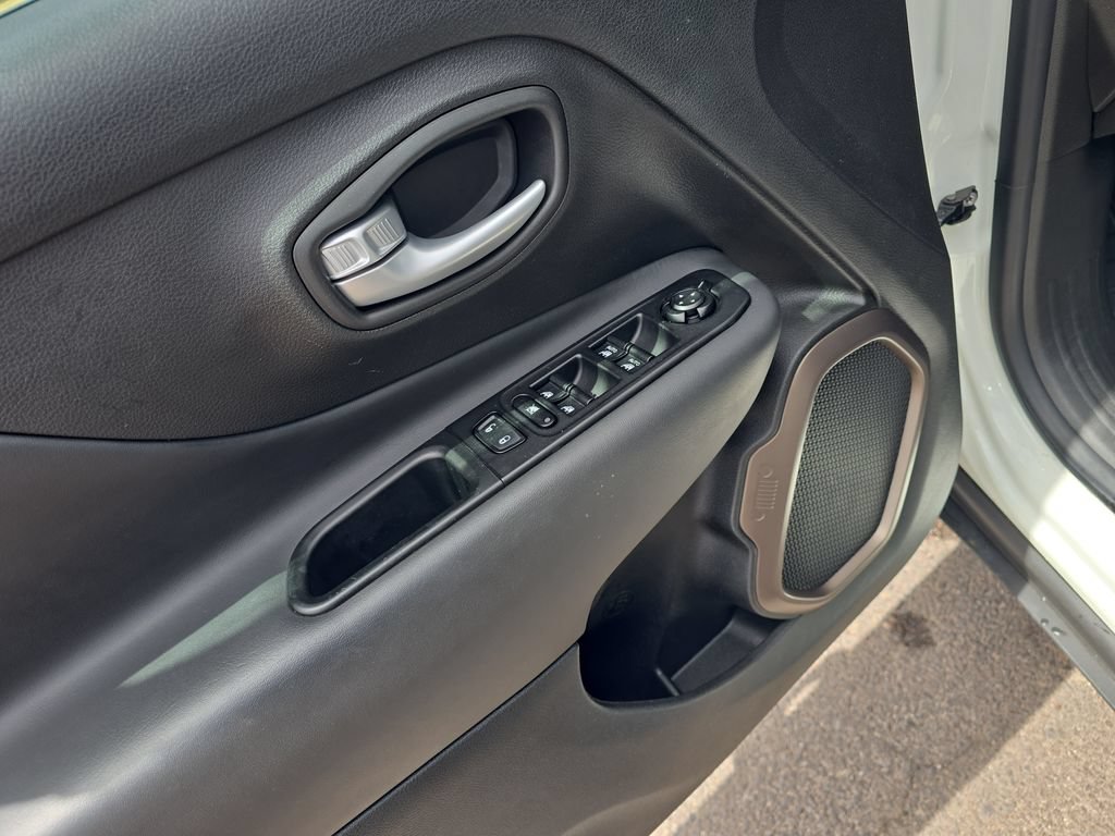 Used 2023 Jeep Renegade Latitude AWD/4WD image 13
