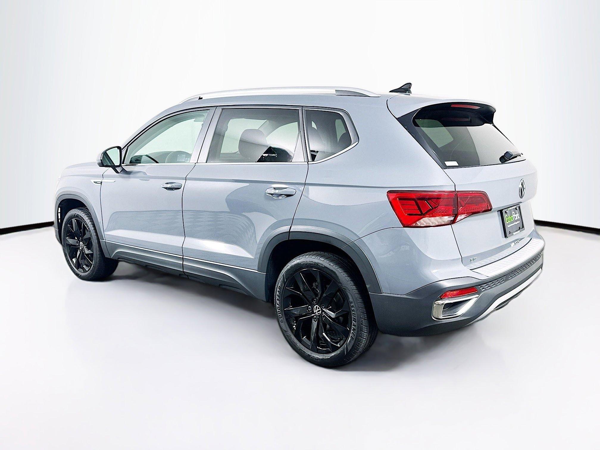 Used 2023 Volkswagen Taos SE w/ Black Wheel Package image 5