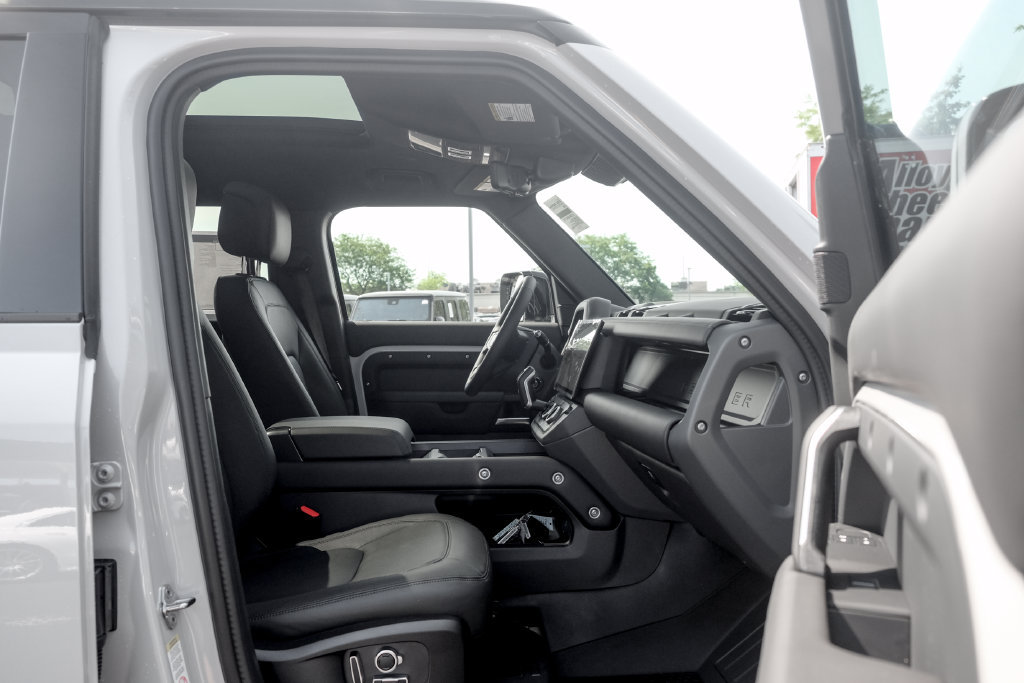 New 2026 Land Rover Defender 130 X-Dynamic SE AWD/4WD image 23