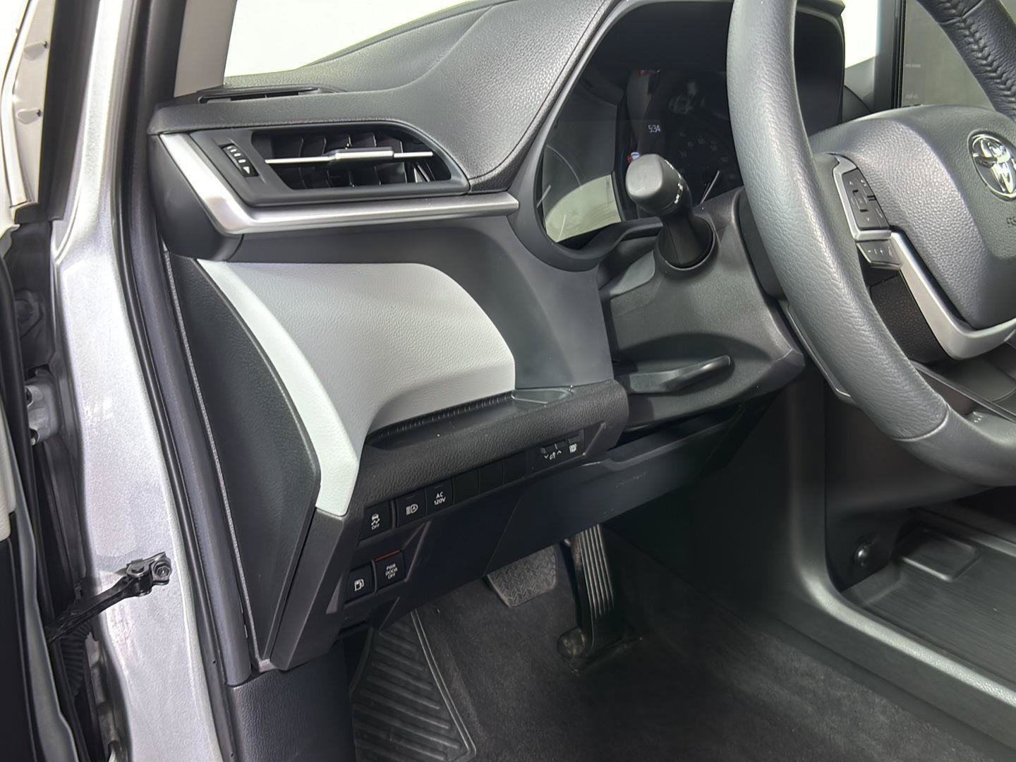 Used 2025 Toyota Sienna XLE w/ XLE Plus Package FWD image 29
