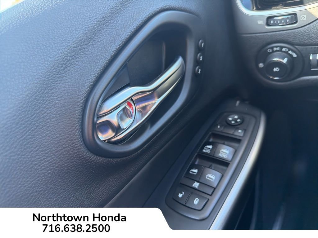 Used 2019 Jeep Cherokee Limited image 17