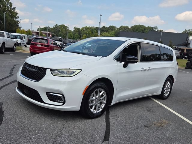 Used 2024 Chrysler Pacifica Touring-L FWD image 3