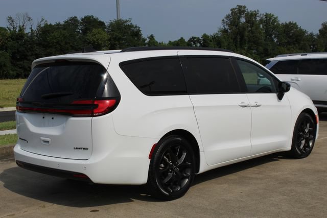 Used 2025 Chrysler Pacifica Limited FWD image 5