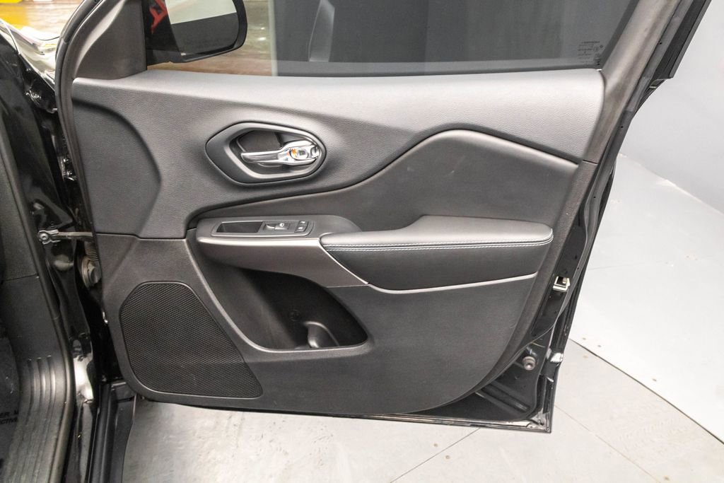 Used 2019 Jeep Cherokee Latitude w/ Popular Appearance Group image 35