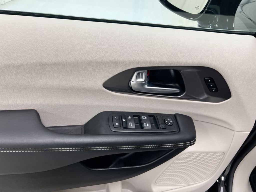 Used 2024 Chrysler Pacifica Touring-L image 20