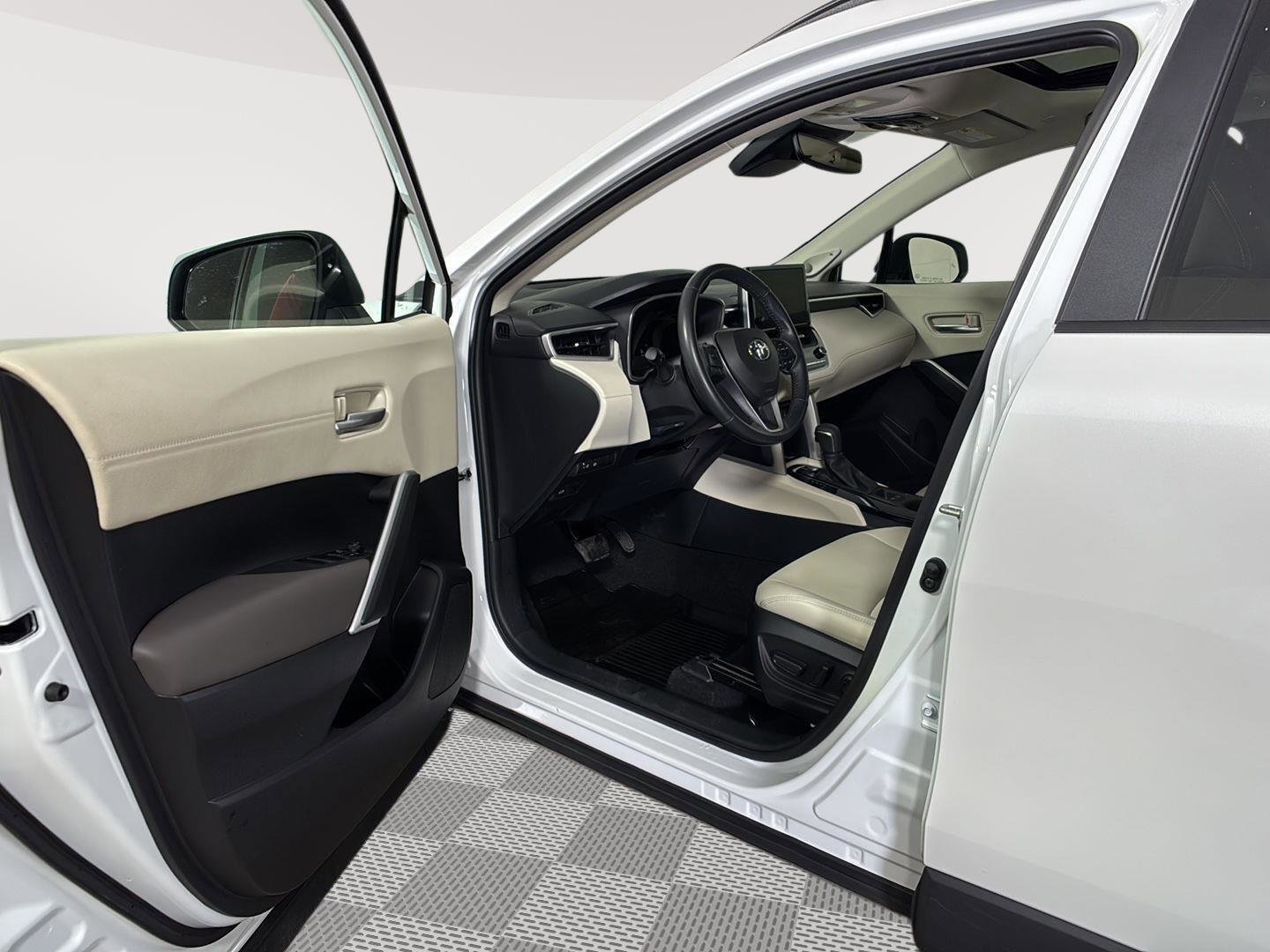 Used 2023 Toyota Corolla Cross XLE w/ Convenience Package image 10