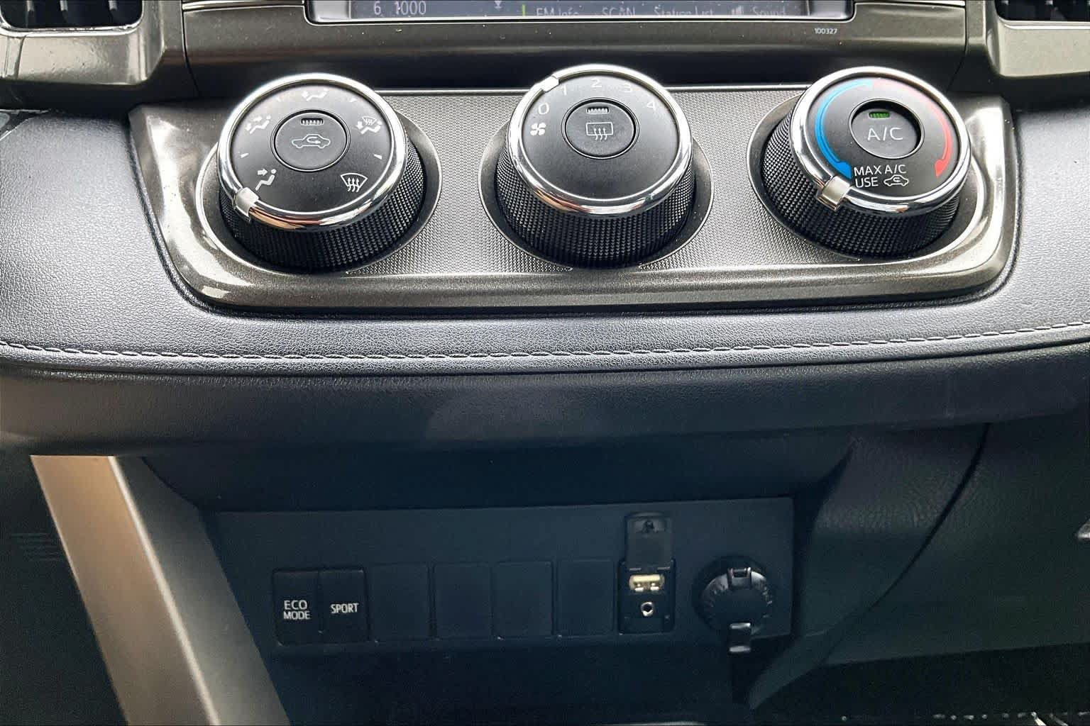 Used 2015 Toyota RAV4 LE FWD image 33