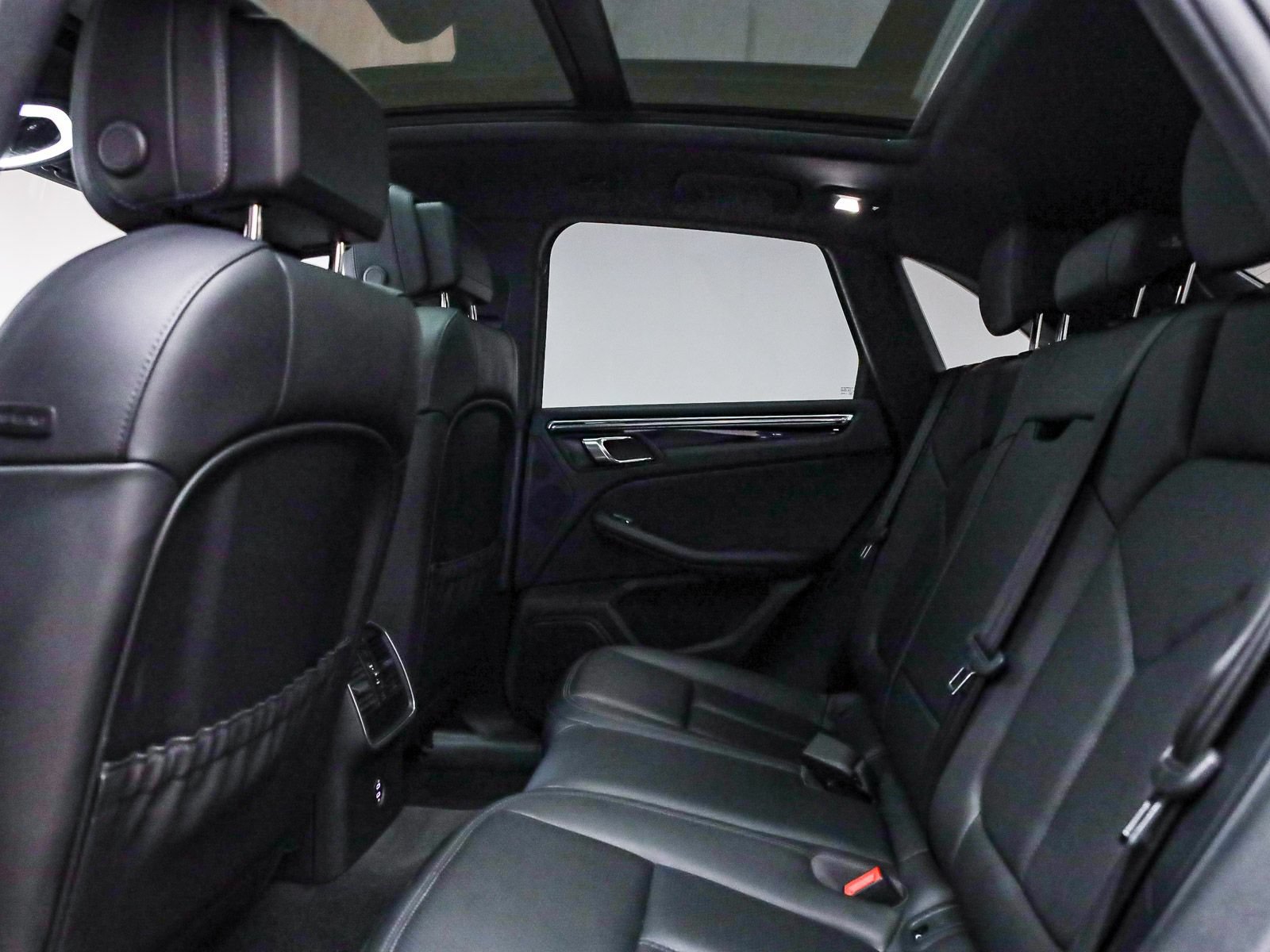 Certified 2026 Porsche Macan AWD/4WD image 23